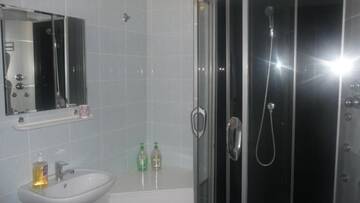 Фото номера Стандартный двухместный номер с 2 отдельными кроватями Гостевой дом Вишневый Сад г. Таганрог 20